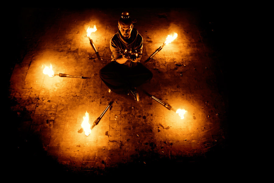 Photo de jongleur de feu par Thom Lacoste - Manu le jongleur - Spectacles de jonglerie et de feu