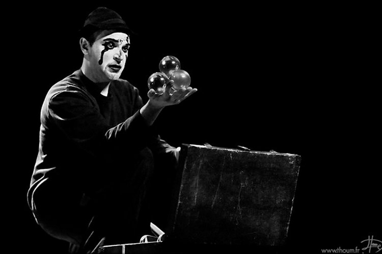 Numéro de cabaret - Jonglerie hypnotique et moderne - Manu spectacles de jonglerie et de feu