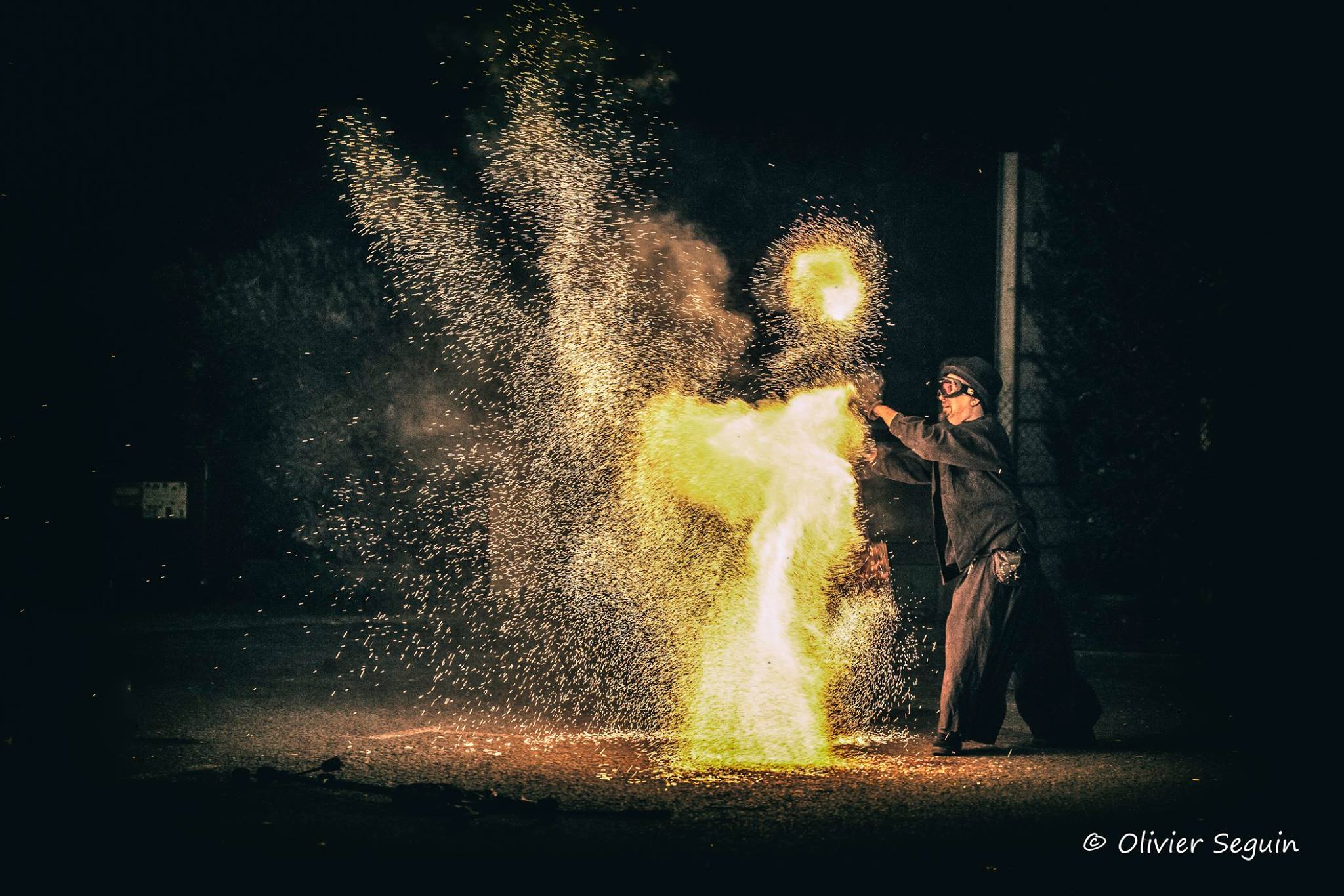 Sparks by Olivier seguin - Manu jongleur de feu et de cristal -