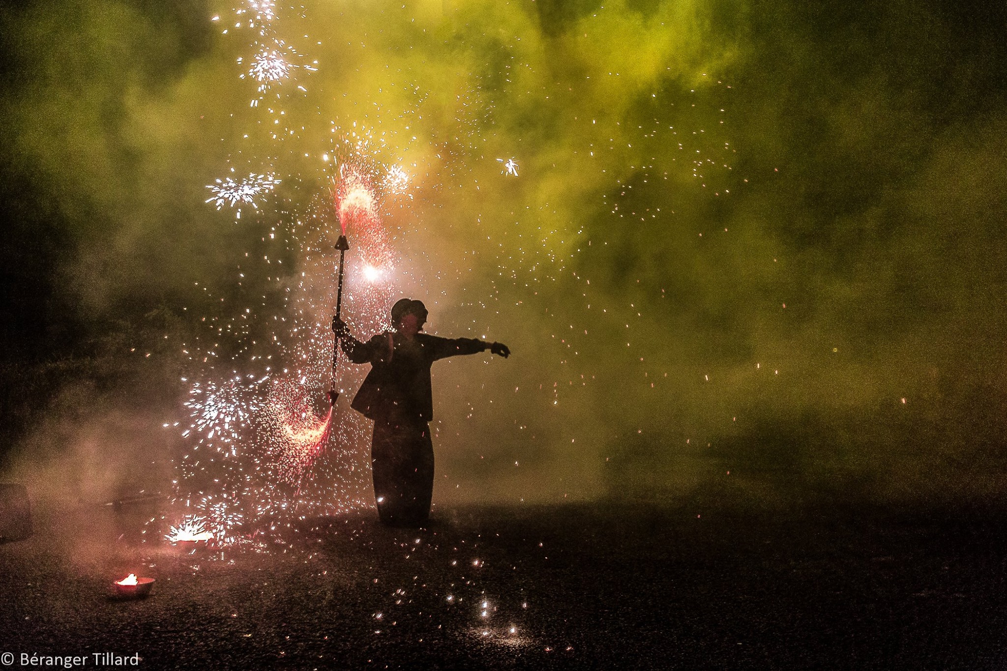 Photo du spectacle pour la sortie de l'album "Le grand feu" du groupe A call at Nausica au Krakatoa de Manu le jongleur de feu et de cristal par Béranger Tillard