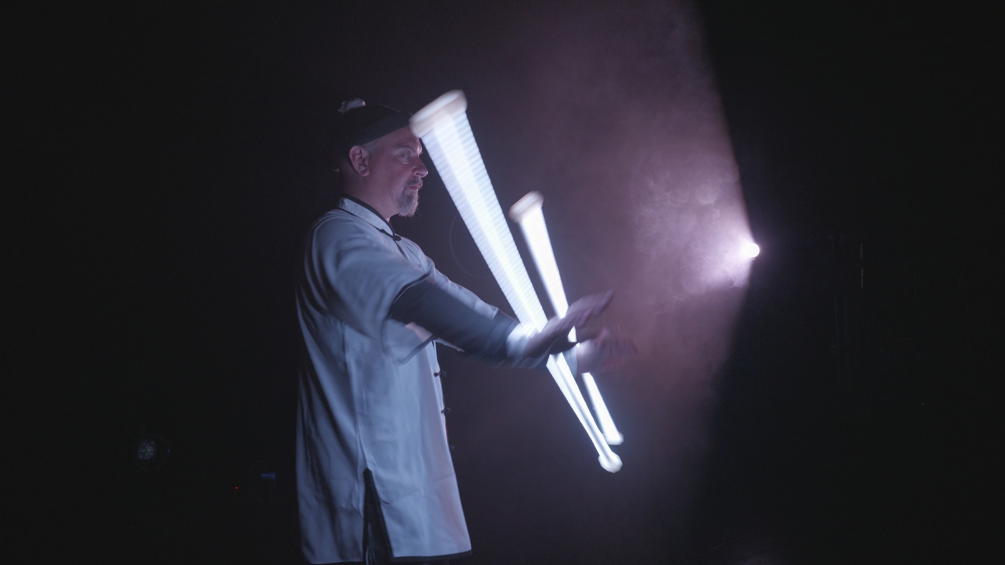 Lire la suite à propos de l’article La nouvelle vidéo de mon numéro de staff lumineux LED sort aujourd’hui.
