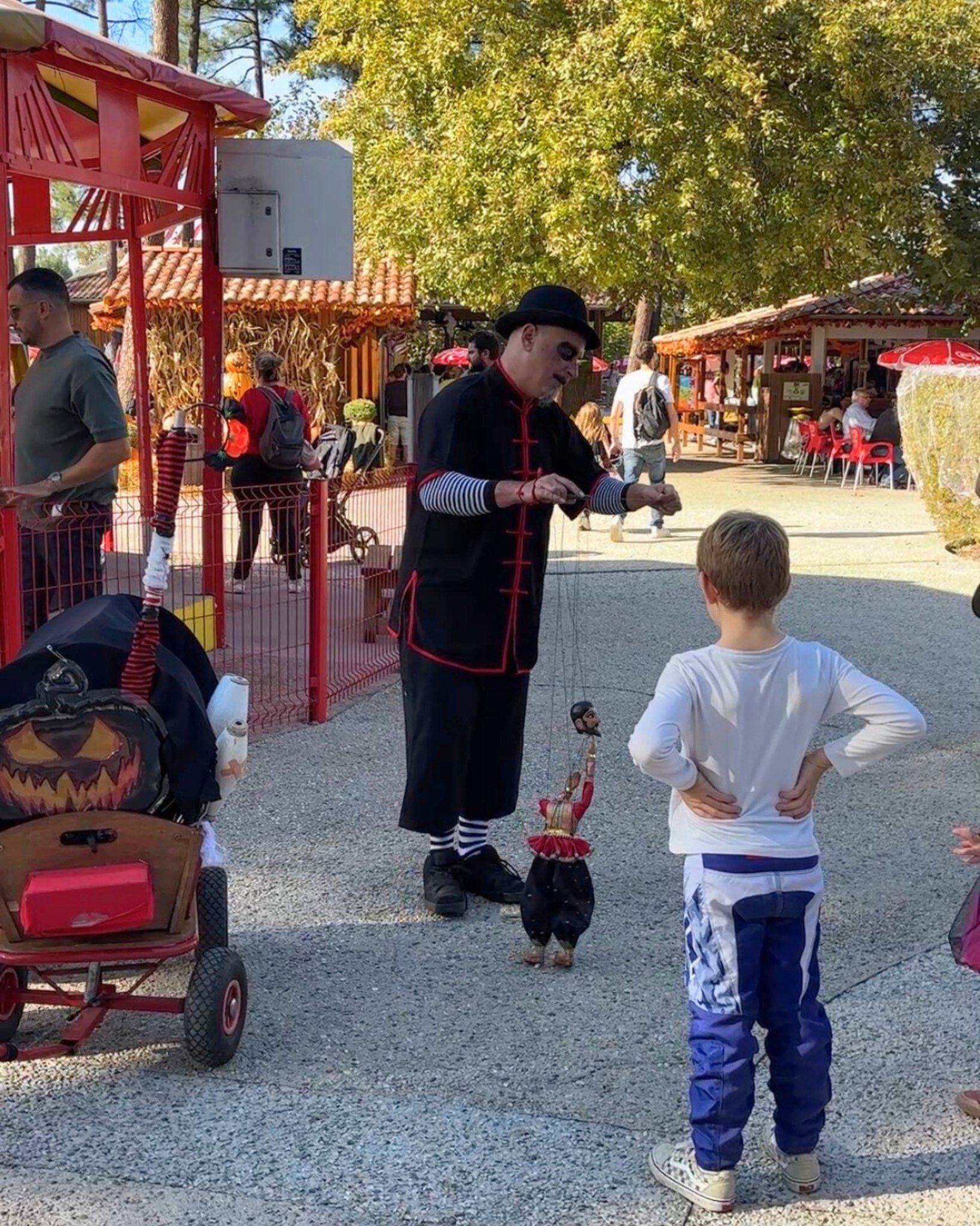 You are currently viewing Animation déambulation d’un jongleur, marionnettiste pour Halloween en parc d’attractions dans le 33